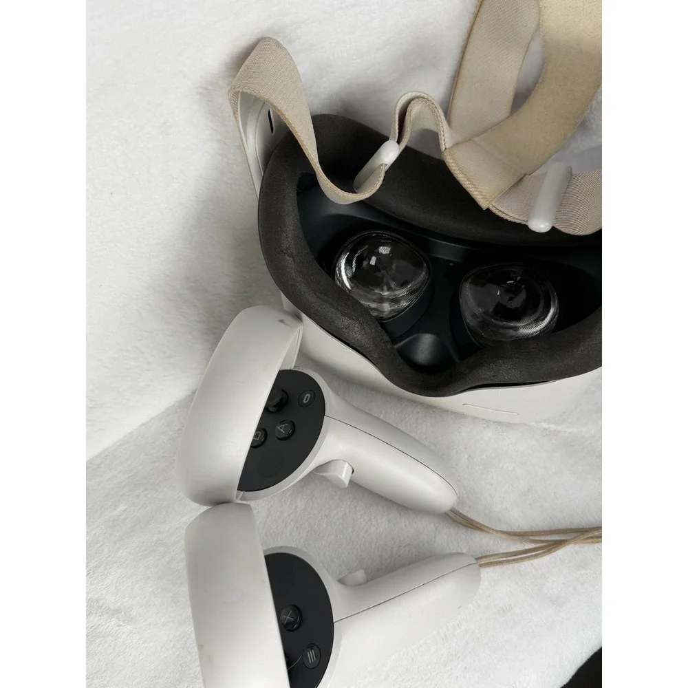 Oculus Quest 2 VR Headset Unisex One Size White Fair Stained Straps Scuffed